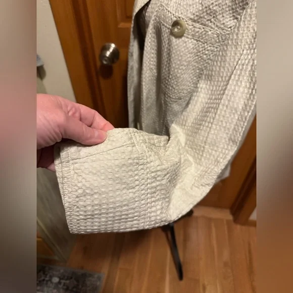 Columbia women’s lightweight jacket with large buttons - Picture 9 of 13